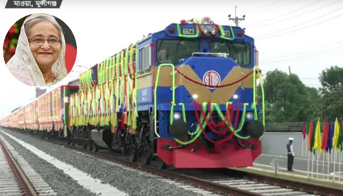 রেলে স্বপ্ন যাচ্ছে বাড়ি