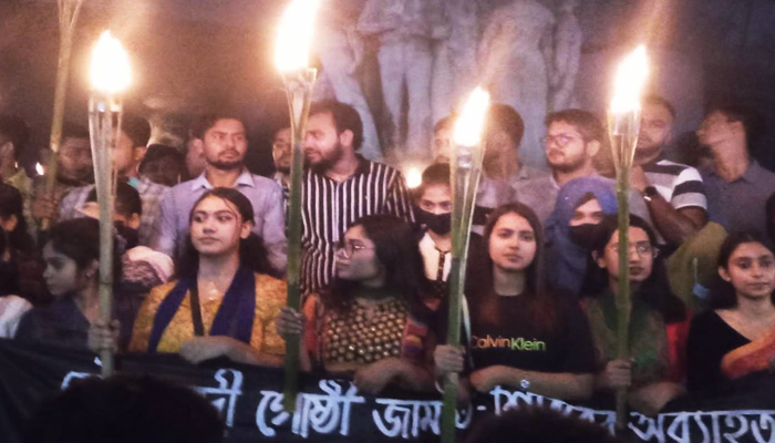শিবিরের মিছিল ও সমাবেশের প্রতিবাদে ঢাবিতে মশাল মিছিল