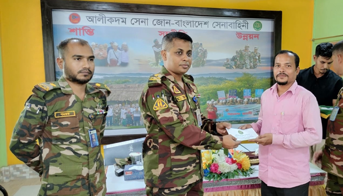 আলীকদমে সেনাজোনের আর্থিক সহায়তা প্রদান ও মতবিনিময় সভা