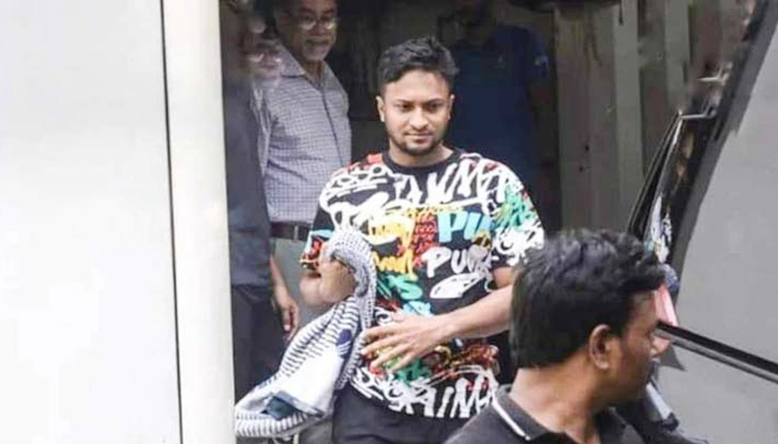 ঢাকায় সাকিবকে দেখে চটে গেলেন ভক্তরা