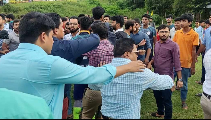 উপাচার্যের উপস্থিতিতে কুবিতে প্রক্টর কতৃক শিক্ষার্থীকে চড়থাপ্পড়