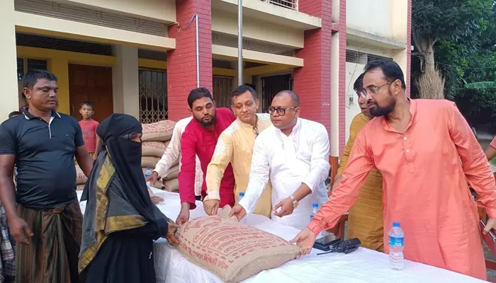 আলফাডাঙ্গায় তরুণ শিল্পপতির নিজস্ব অর্থায়নে অসহায় পরিবারের মাঝে চাউল বিতরণ