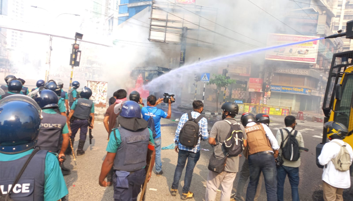 কাকরাইলে সংঘর্ষ: ৪১ পুলিশ ও ৭ সাংবাদিক আহত