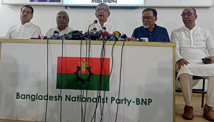 সরকার দেশের সামষ্টিক অর্থনীতিকে মহাবিপর্যয়ের দিকে ঠেলে দিয়েছে