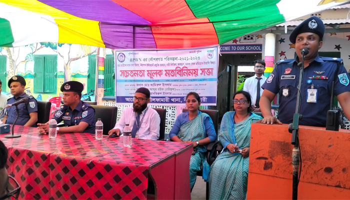 নীলফামারীতে স্কুলগামী ছাত্র-ছাত্রীদের নিয়ে পুলিশের মত বিনিময়