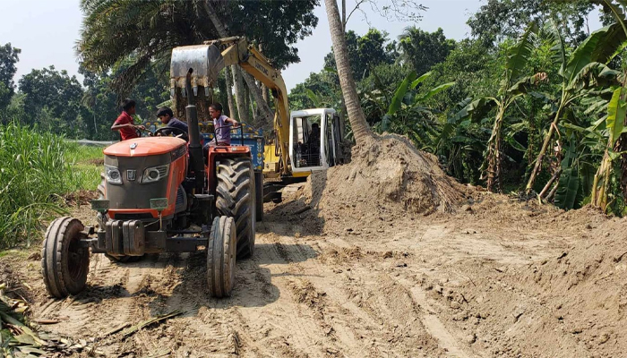বোয়ালমারীতে সরকারি খালের মাটি বিক্রির হিড়িক