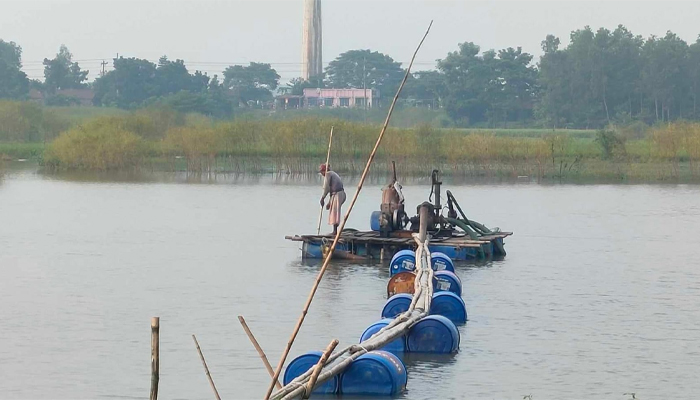 সিংগাইরে অবৈধভাবে চলছে মাটি উত্তোলন