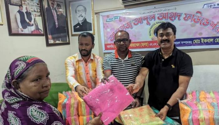 ডেঙ্গু প্রতিরোধে কাউন্সিলর নাছিরের মশারি বিতরণ