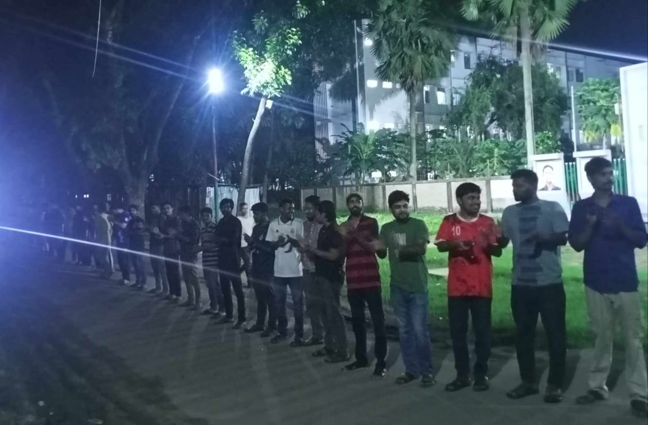 জাবিতে মধ্যরাতে হল প্রভোস্টের পদত্যাগের দাবিতে মানববন্ধন
