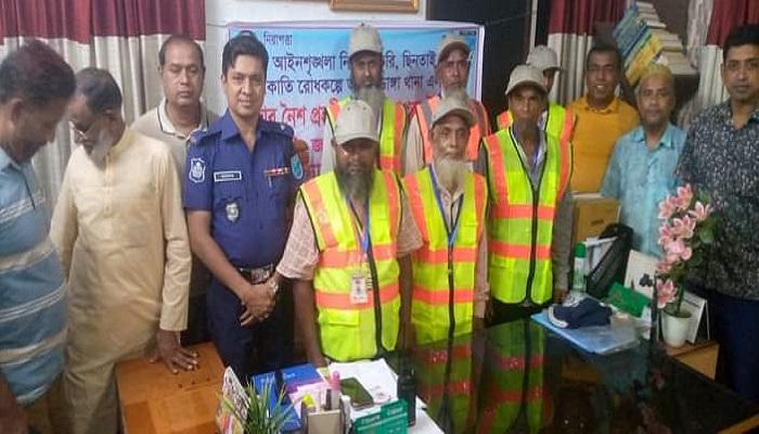 আলফাডাঙ্গায় নৈশ প্রহরীর মাঝে পোশাক ও সরঞ্জামাদি বিতরণ