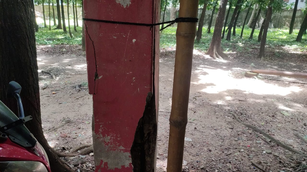 বাঁশ-দড়িতে টিকে আছে ছাদ, তৎপরতা নেই প্রশাসনের