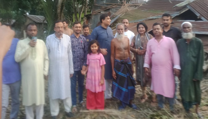 আলফাডাঙ্গায় ভয়াবহ ঘূর্ণিঝড়, ক্ষতিগ্রস্তদের মাঝে ছুটে যান মোস্তাক  