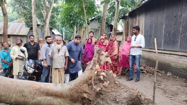 আলফাডাঙ্গায় ভয়াবহ ঘূর্ণিঝড়, ক্ষতিগ্রস্তদের মাঝে ছুটে যান মোস্তাক  