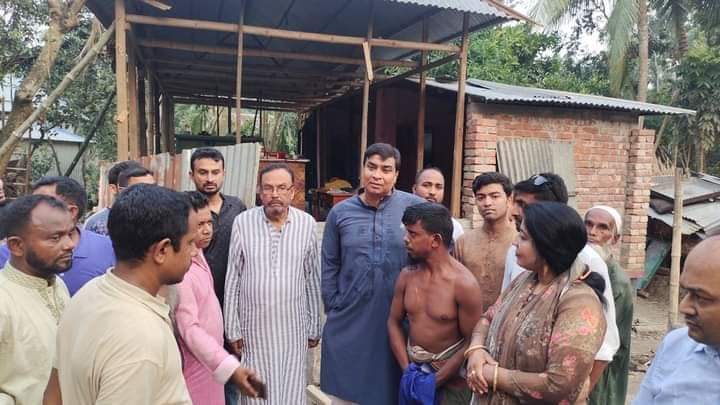 আলফাডাঙ্গায় ভয়াবহ ঘূর্ণিঝড়, ক্ষতিগ্রস্তদের মাঝে ছুটে যান মোস্তাক  