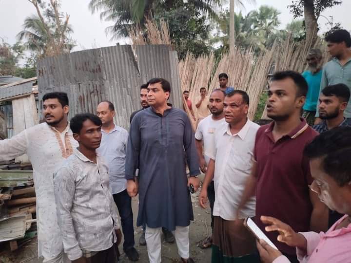 আলফাডাঙ্গায় ভয়াবহ ঘূর্ণিঝড়, ক্ষতিগ্রস্তদের মাঝে ছুটে যান মোস্তাক  