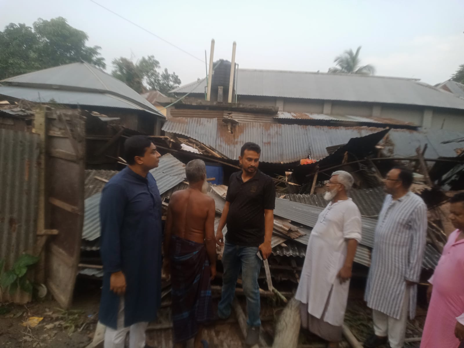আলফাডাঙ্গায় ভয়াবহ ঘূর্ণিঝড়, ক্ষতিগ্রস্তদের মাঝে ছুটে যান মোস্তাক  