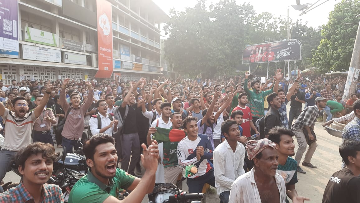 টিএসসিতে ক্রিকেটপ্রেমীদের উল্লাস