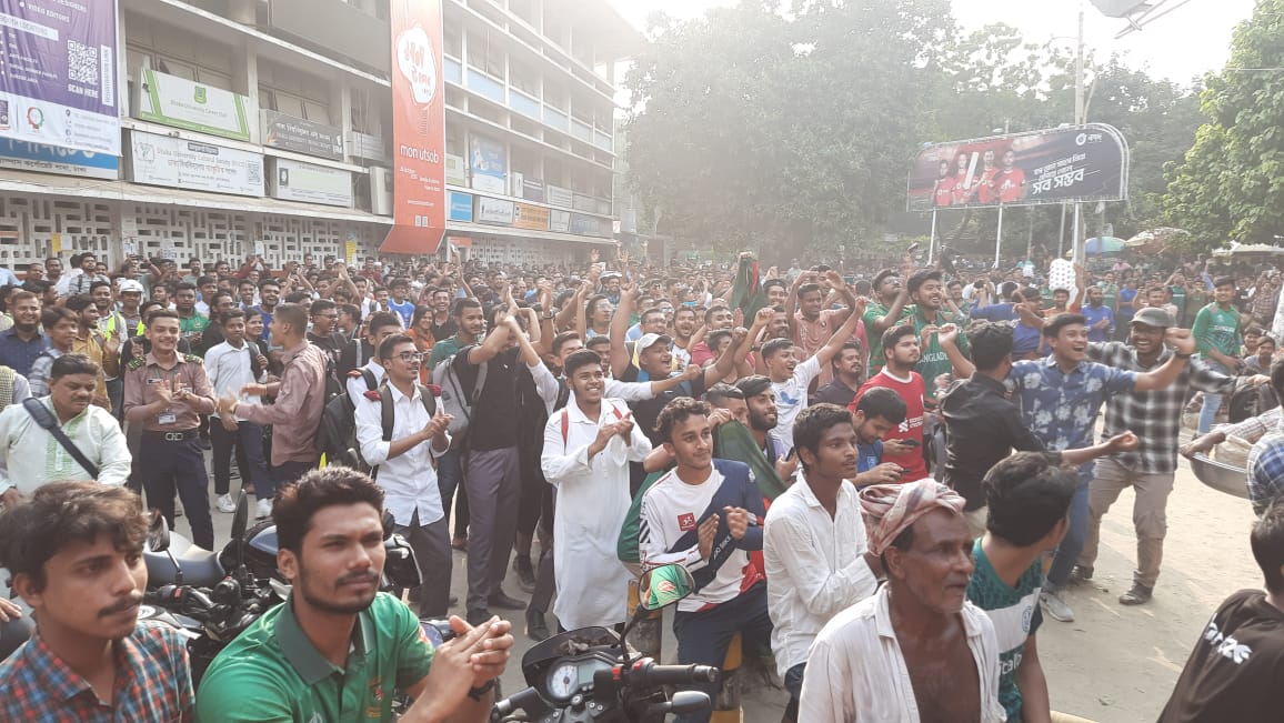 টিএসসিতে ক্রিকেটপ্রেমীদের উল্লাস