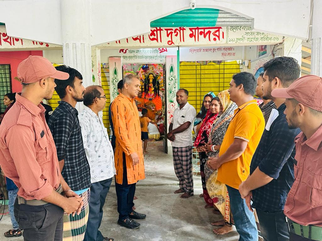 প্রধানমন্ত্রীর নির্দেশে পূজা মণ্ডপে খসরুর শুভেচ্ছা বিনিময়