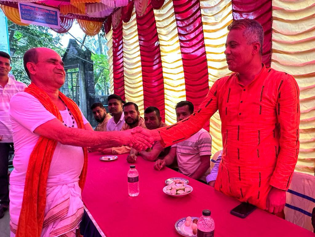 প্রধানমন্ত্রীর নির্দেশে পূজা মণ্ডপে খসরুর শুভেচ্ছা বিনিময়