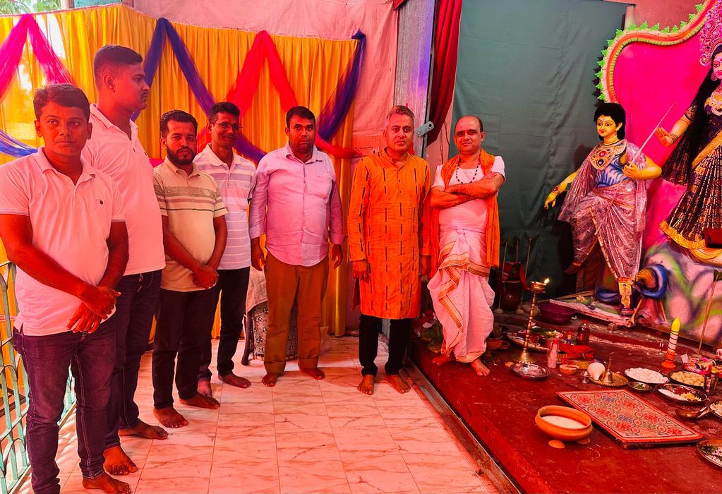 প্রধানমন্ত্রীর নির্দেশে পূজা মণ্ডপে খসরুর শুভেচ্ছা বিনিময়