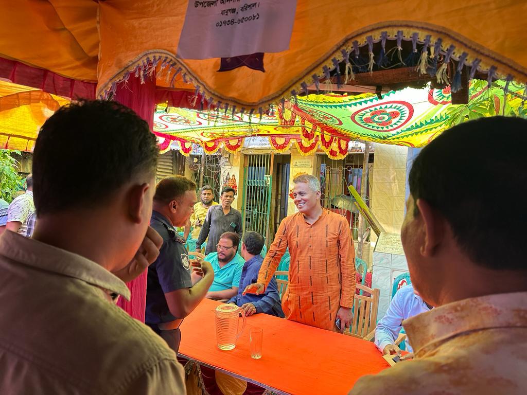 প্রধানমন্ত্রীর নির্দেশে পূজা মণ্ডপে খসরুর শুভেচ্ছা বিনিময়