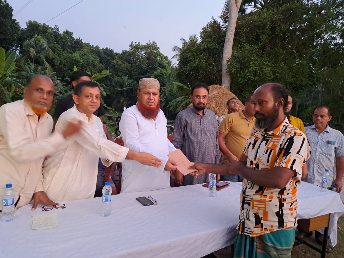 আলফাডাঙ্গায় ঘূর্ণিঝড়ে ক্ষতিগ্রস্তদের হাতে হাতে নগদ অর্থ প্রদান