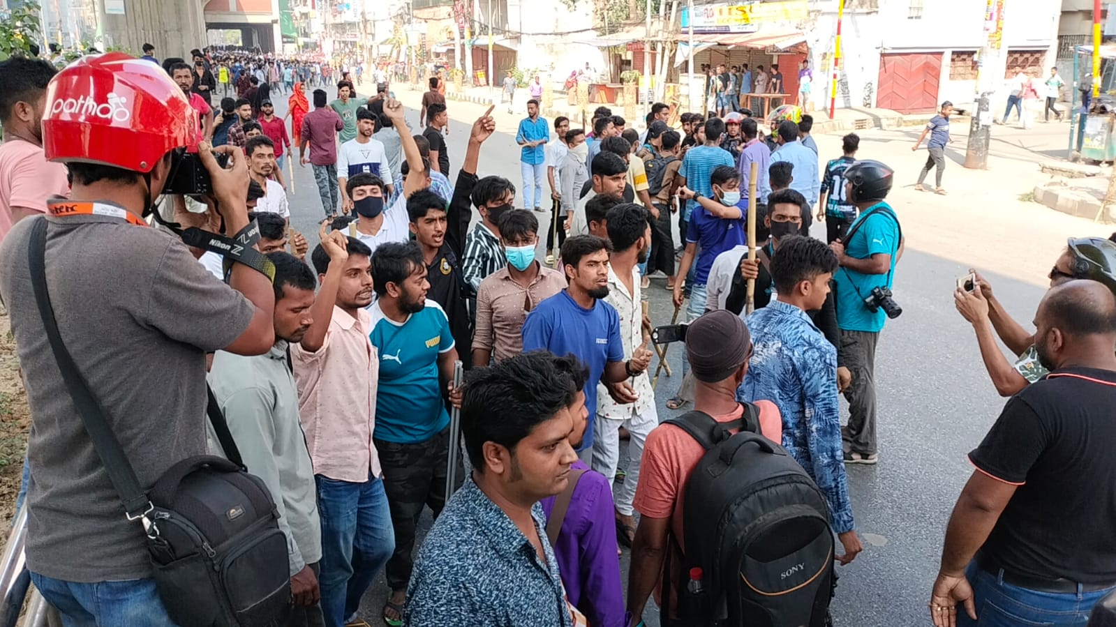 মিরপুরে পোশাককর্মীদের সড়ক অবরোধ, হামলা-ভাঙচুর