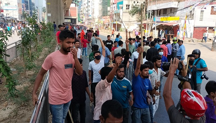 মিরপুরে পোশাককর্মীদের সড়ক অবরোধ, হামলা-ভাঙচুর