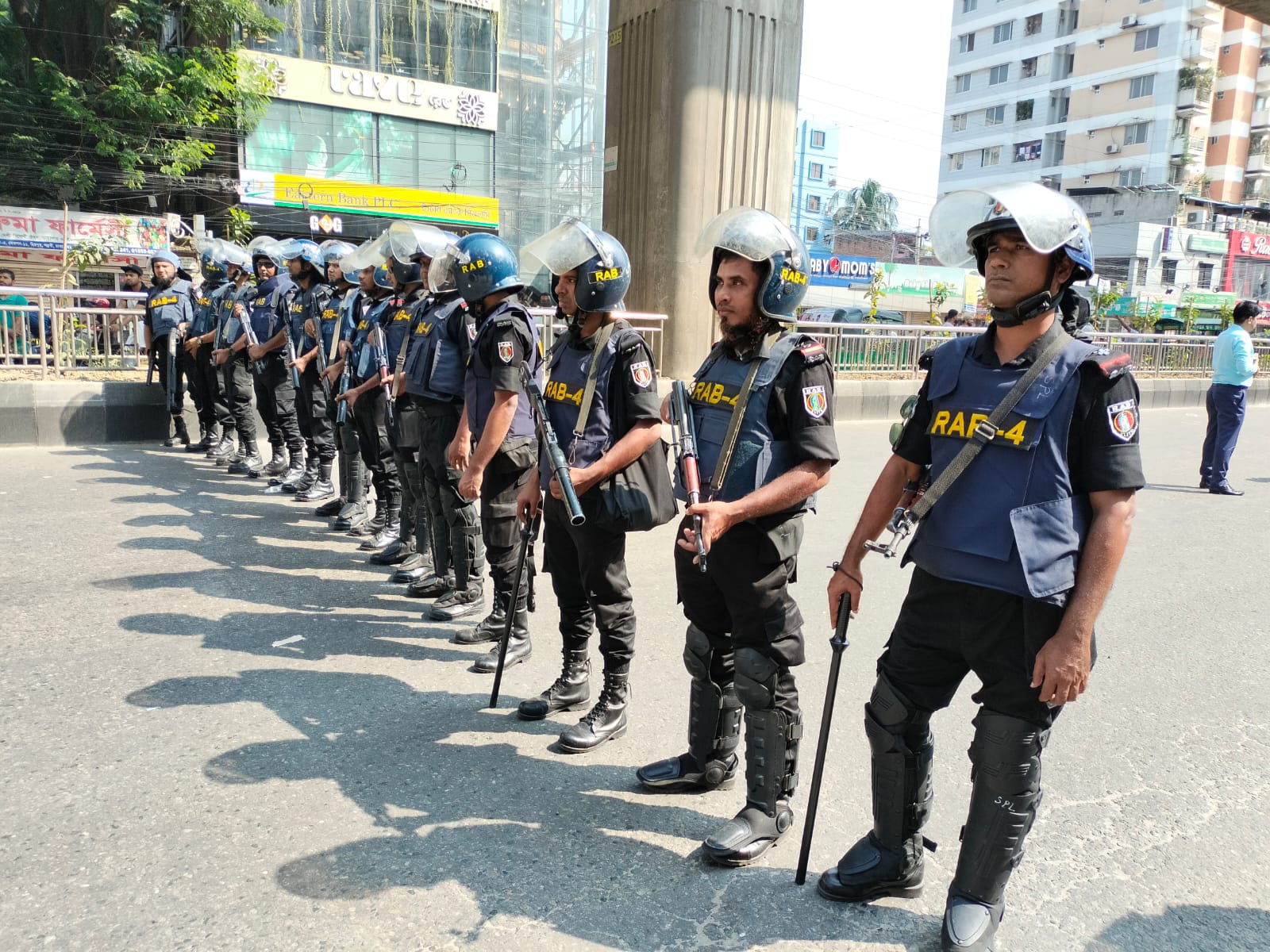 মিরপুরে পোশাককর্মীদের সড়ক অবরোধ, হামলা-ভাঙচুর