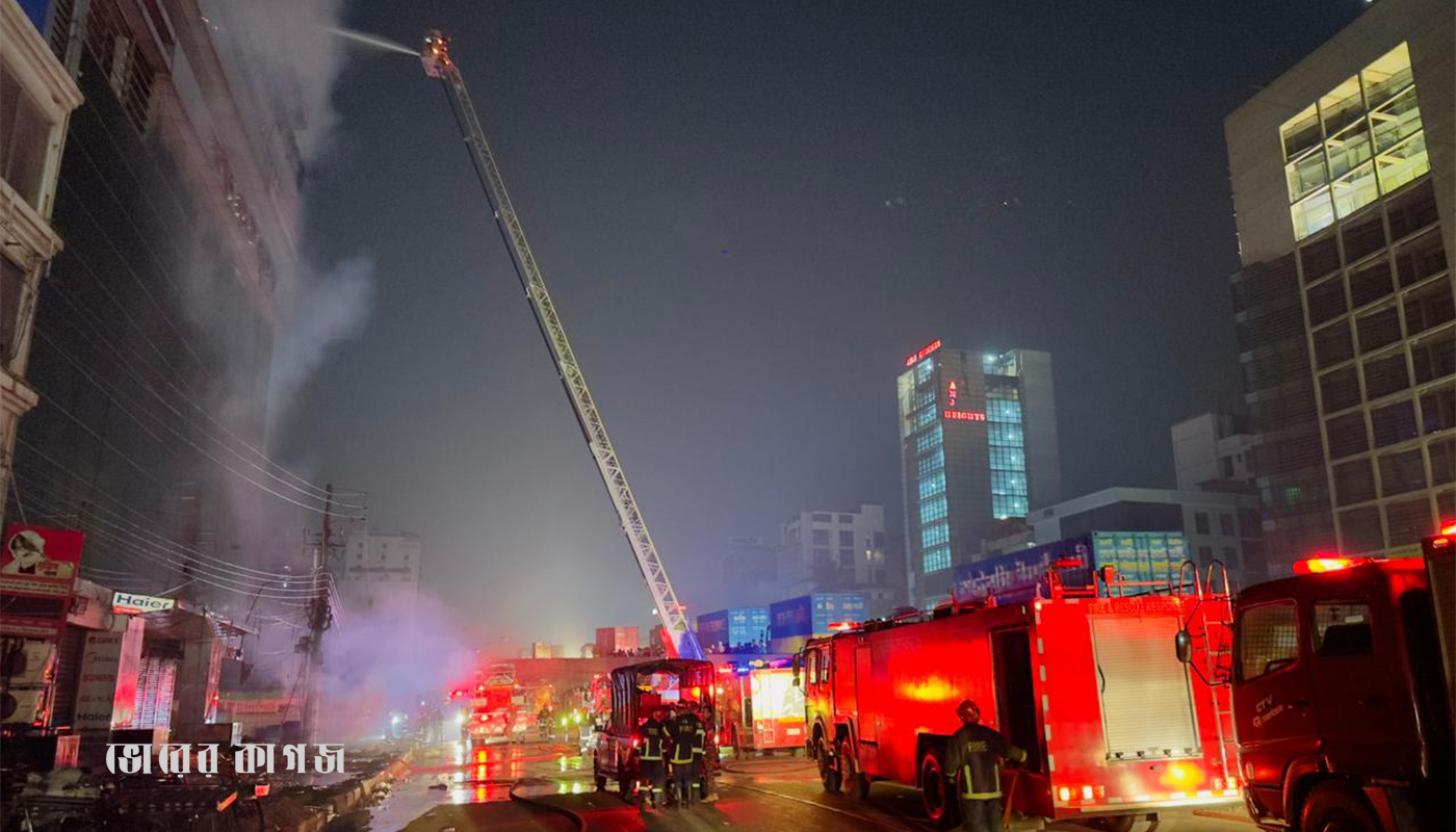 উত্তরা সাঈদ গ্র্যান্ড সেন্টারে গভীর রাতে ভয়াবহ আগুন