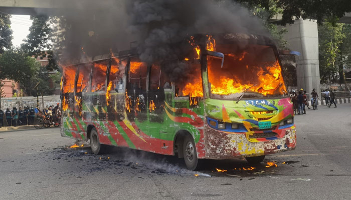 জাতীয় ঈদগাহের সামনে যাত্রী নামিয়ে বাসে আগুন