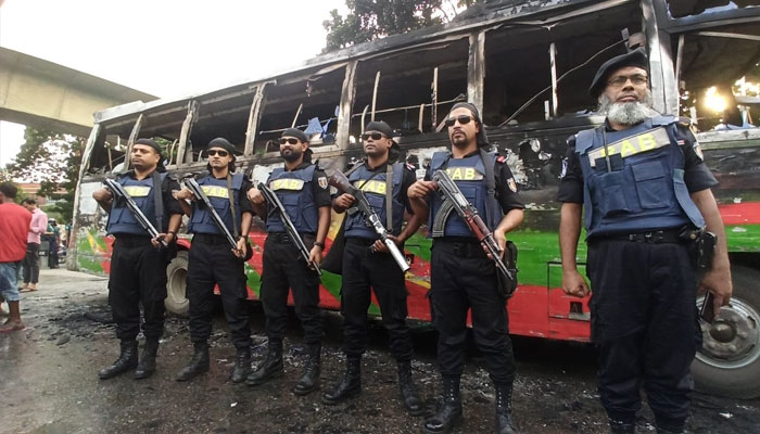জাতীয় ঈদগাহের সামনে যাত্রী নামিয়ে বাসে আগুন