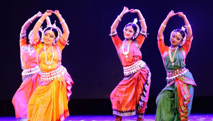 বিজয়া দশমীর সন্ধ্যায় নাচের ছন্দে চঞ্চল হলো মন