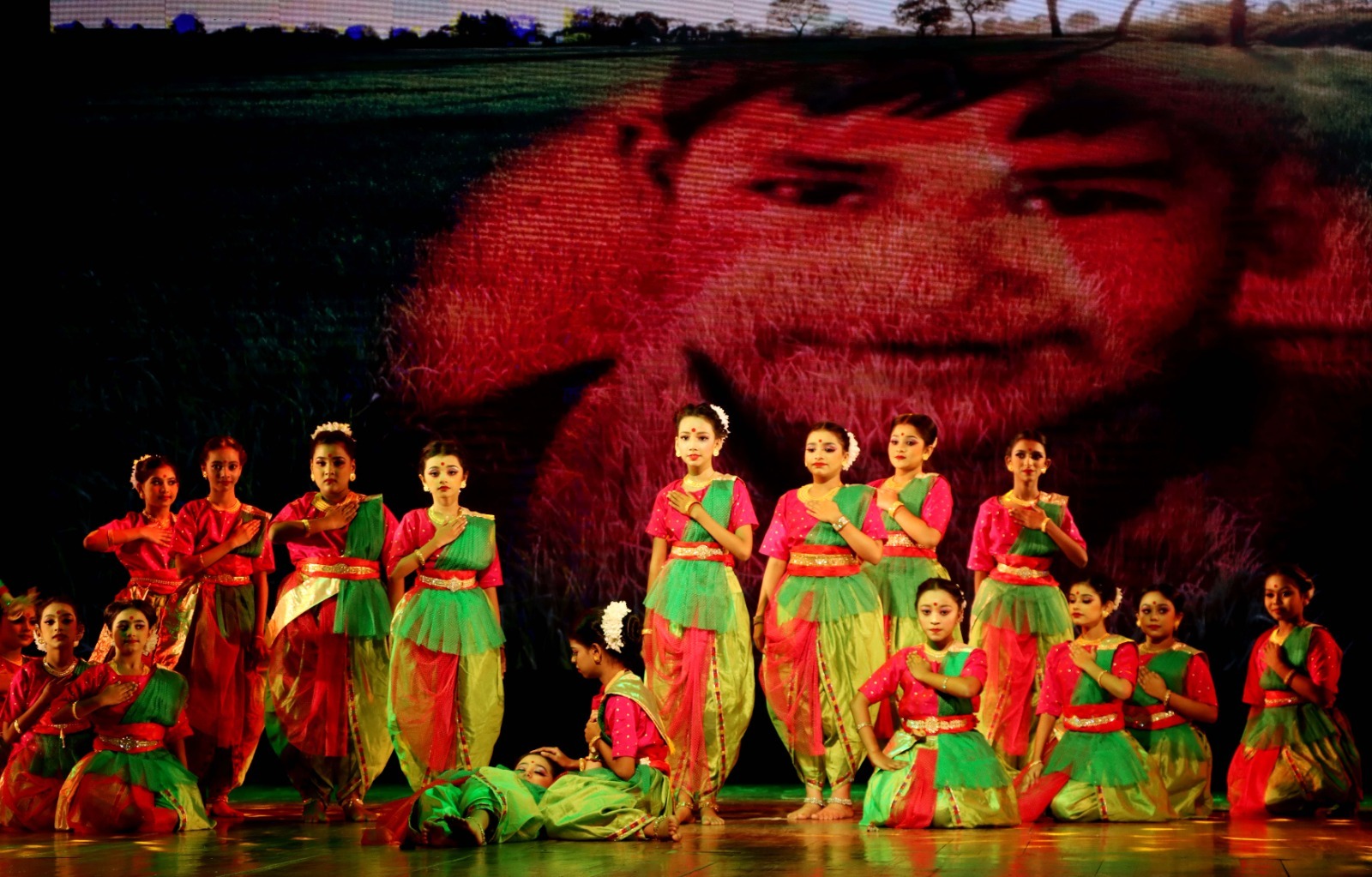 বিজয়া দশমীর সন্ধ্যায় নাচের ছন্দে চঞ্চল হলো মন