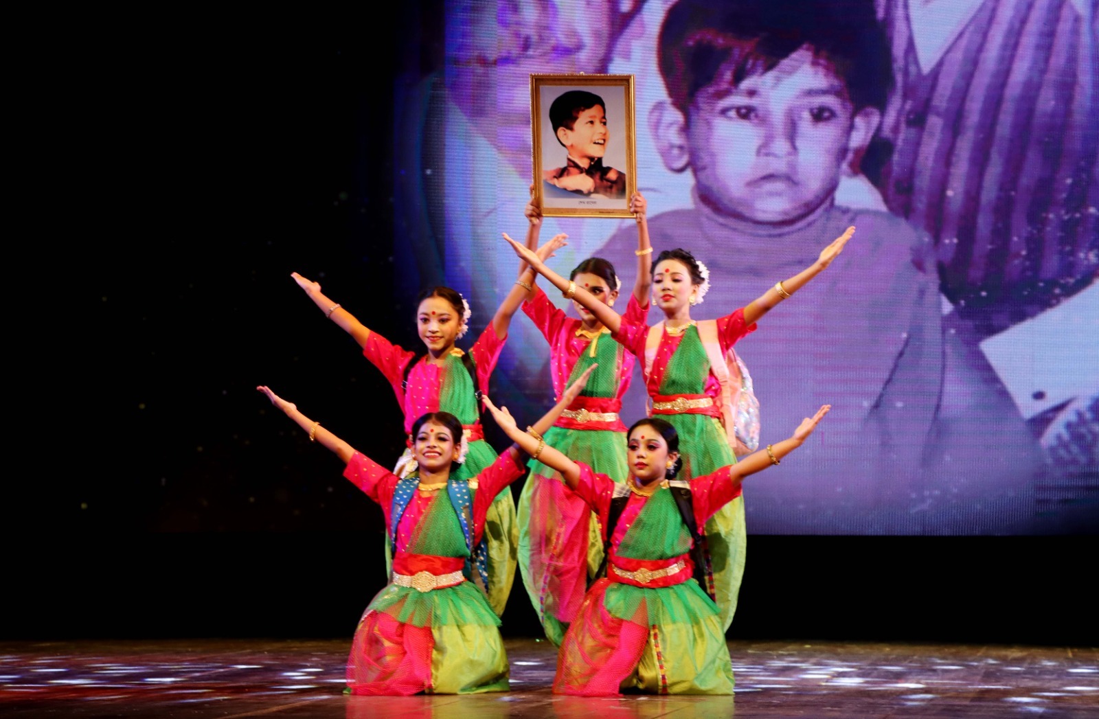 বিজয়া দশমীর সন্ধ্যায় নাচের ছন্দে চঞ্চল হলো মন