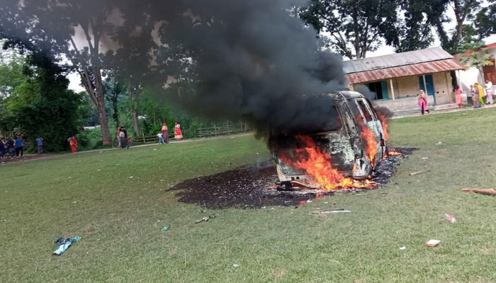 স্কুলছাত্রীকে অপহরণ করতে গিয়ে গণধোলাই, মাইক্রোবাসে আগুন