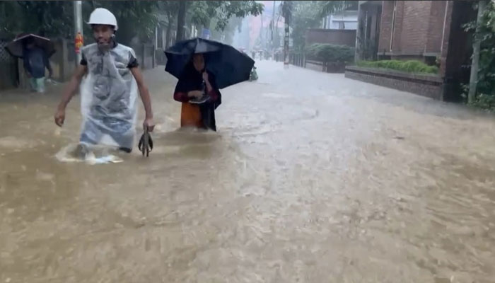 পানিতে ভাসছে সিলেট, দুর্ভোগে মানুষ