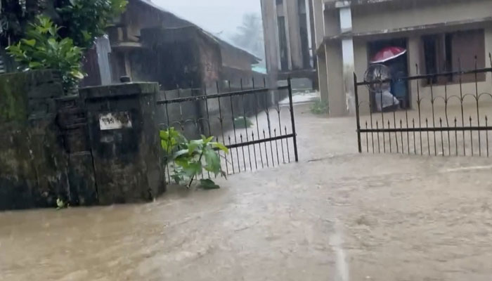পানিতে ভাসছে সিলেট, দুর্ভোগে মানুষ