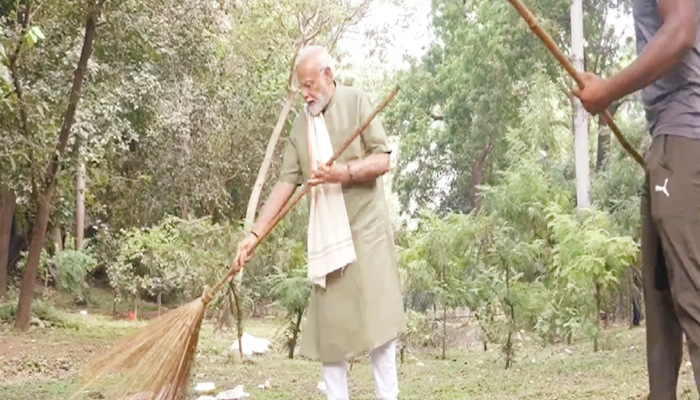 ঝাড়ু হাতে ‘স্বেচ্ছাশ্রমে’ মোদি, ভিডিও ভাইরাল
