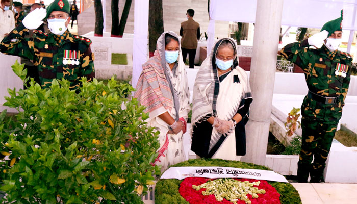 শেখ রাসেলের সমাধিতে প্রধানমন্ত্রীর শ্রদ্ধা