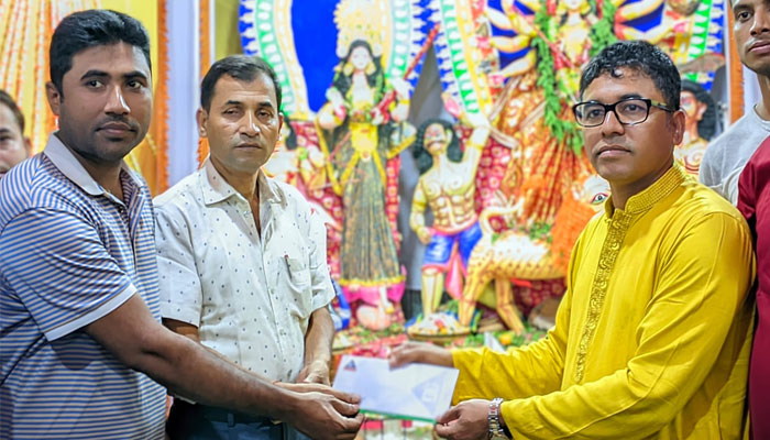 দেবিদ্বারে পূজামণ্ডপে আর্থিক সহায়তা দিলেন উপজেলা পরিষদ চেয়ারম্যান