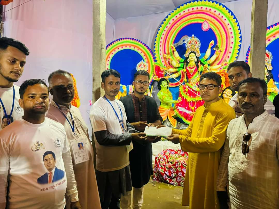 দেবিদ্বারে পূজামণ্ডপে আর্থিক সহায়তা দিলেন উপজেলা পরিষদ চেয়ারম্যান