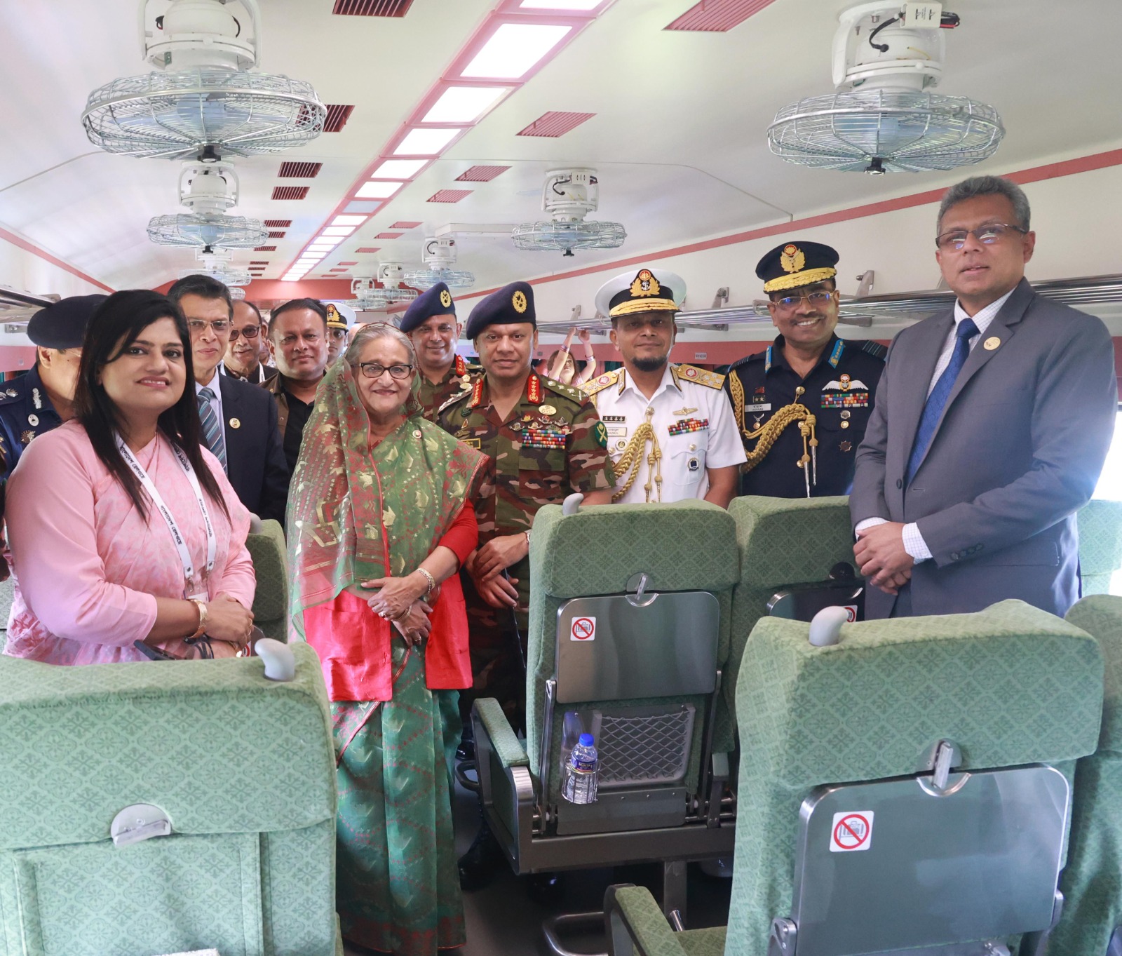 প্রধানমন্ত্রীর সঙ্গে তিন বাহিনী প্রধানদের ফটোসেশন