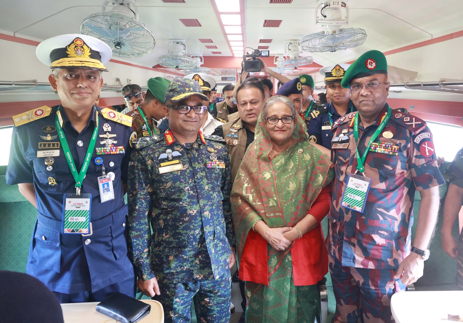 প্রধানমন্ত্রীর সঙ্গে তিন বাহিনী প্রধানদের ফটোসেশন