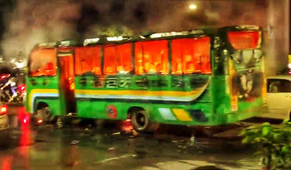 রাজধানীতে দুই বাসে আগুন, আটক ১