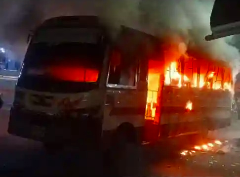 রাজধানীতে পাঁচ বাসে বাসে আগুন