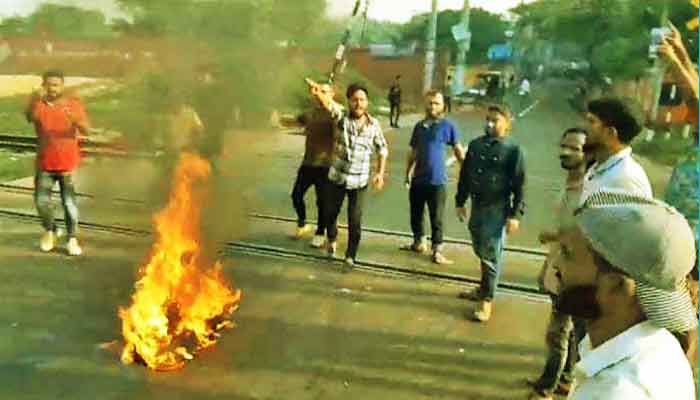 চট্টগ্রামে অবরোধে গাড়ি ভাঙচুর, পাথর নিক্ষেপ