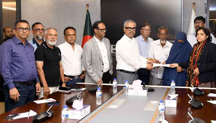পোশাক শিল্পখাতে মারা যাওয়া শ্রমিকদের পরিবারকে আর্থিক সহায়তা