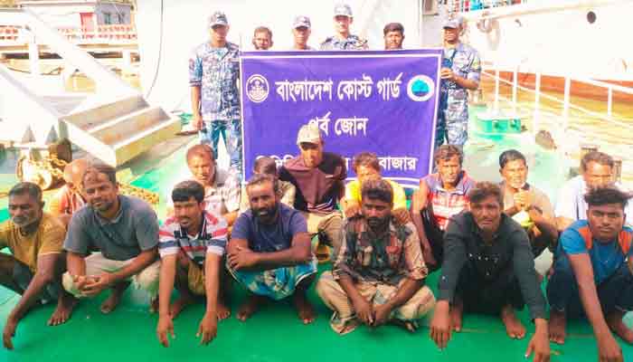 সমুদ্রে ভাসতে থাকা ১৮ জেলেকে উদ্ধার